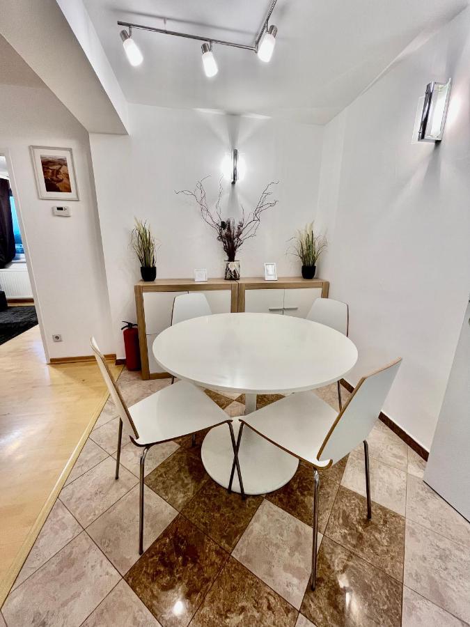 וינה Traum Apartment Mit Pool+Balkon מראה חיצוני תמונה
