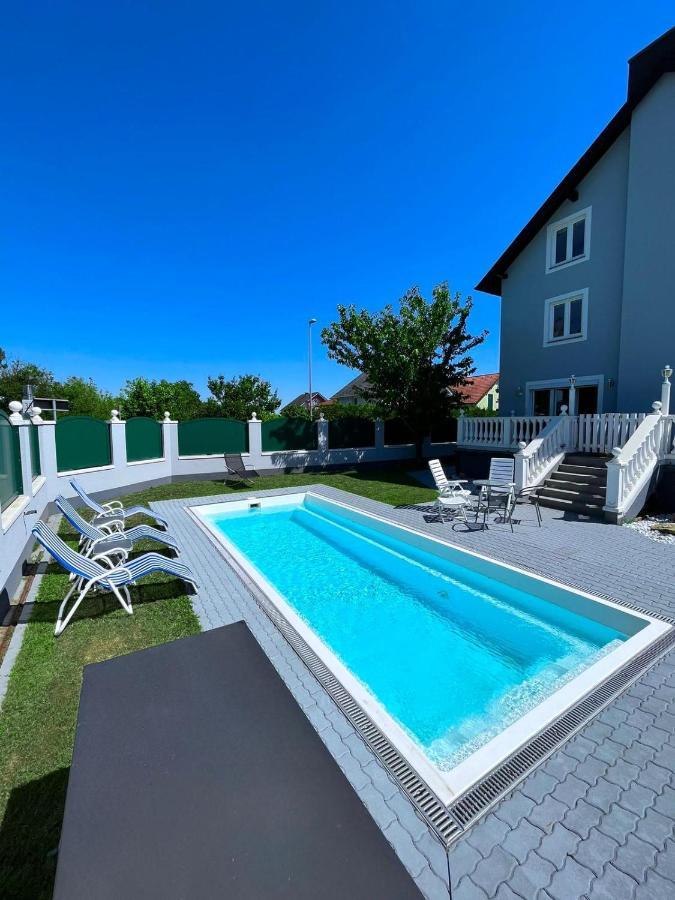 וינה Traum Apartment Mit Pool+Balkon מראה חיצוני תמונה