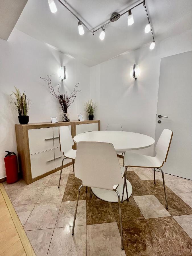 וינה Traum Apartment Mit Pool+Balkon מראה חיצוני תמונה