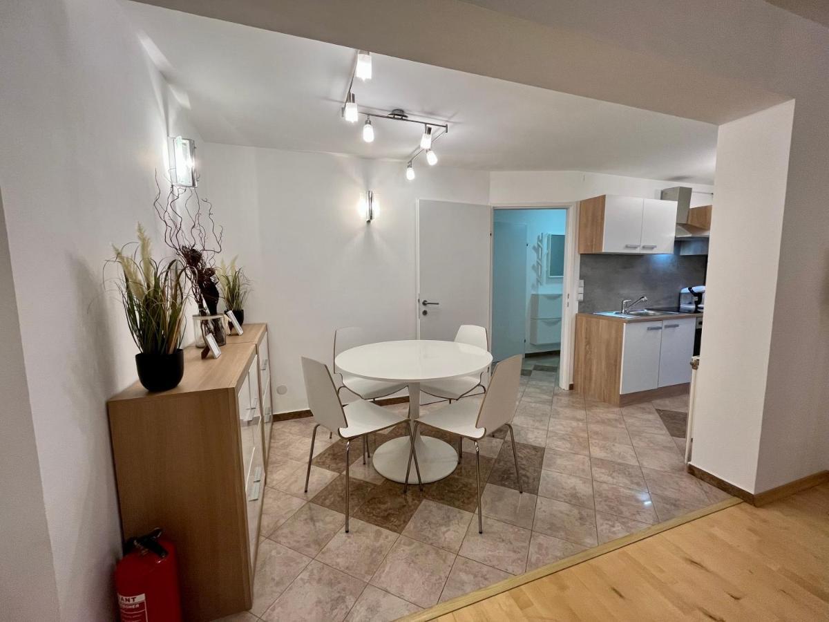 וינה Traum Apartment Mit Pool+Balkon מראה חיצוני תמונה