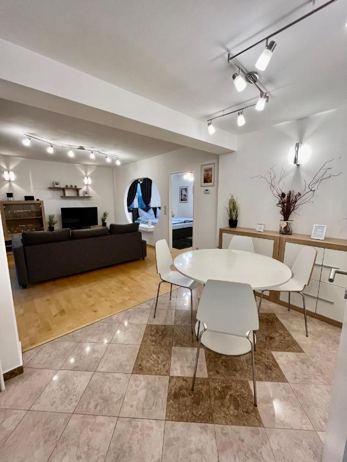 וינה Traum Apartment Mit Pool+Balkon מראה חיצוני תמונה