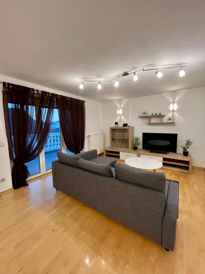 וינה Traum Apartment Mit Pool+Balkon מראה חיצוני תמונה