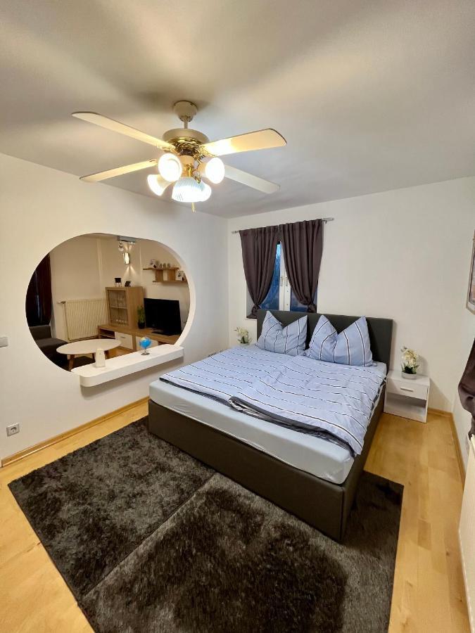 וינה Traum Apartment Mit Pool+Balkon מראה חיצוני תמונה