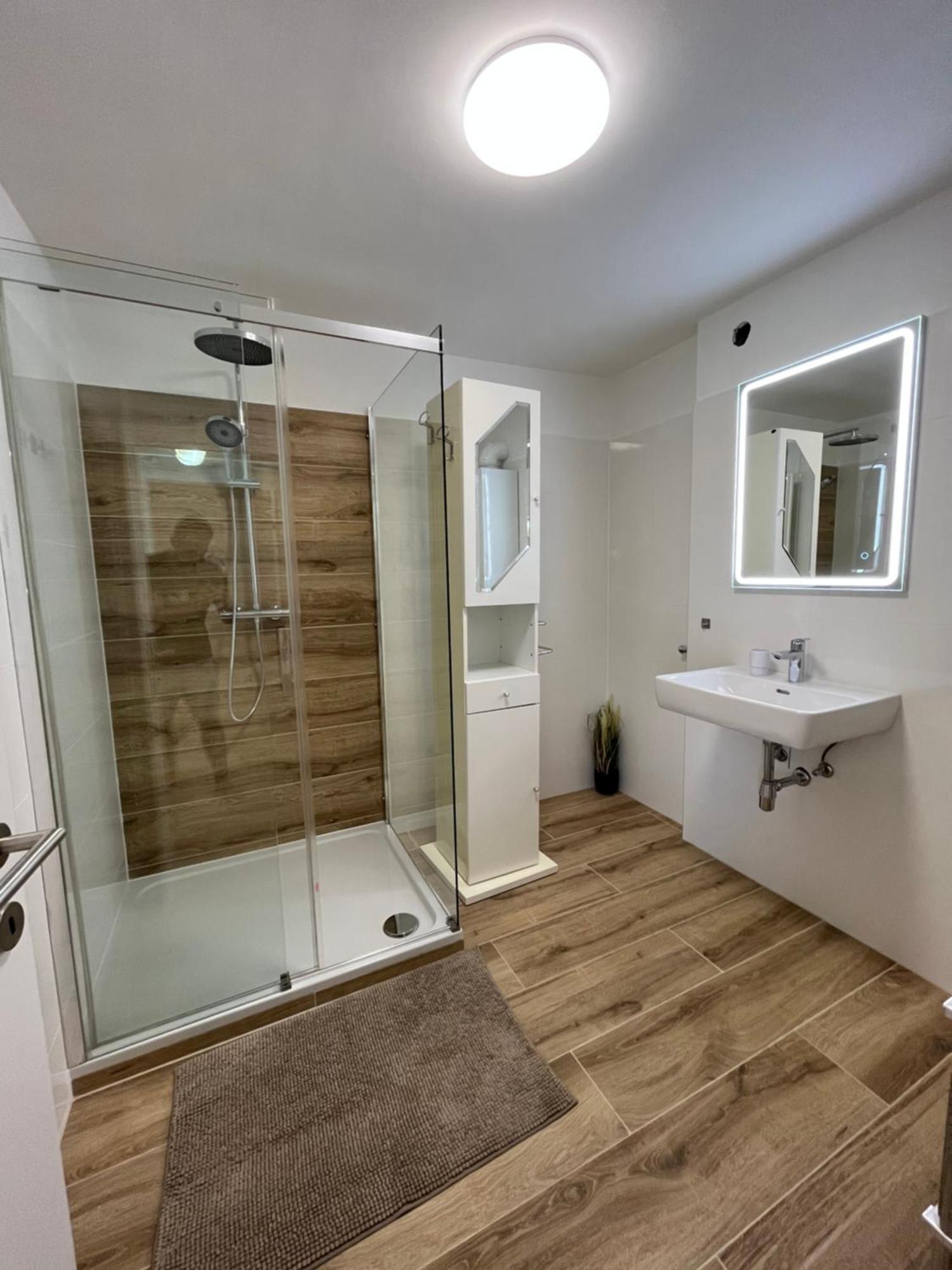 וינה Traum Apartment Mit Pool+Balkon מראה חיצוני תמונה